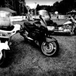 Minimalizm kontra przepych w motocyklach customowych