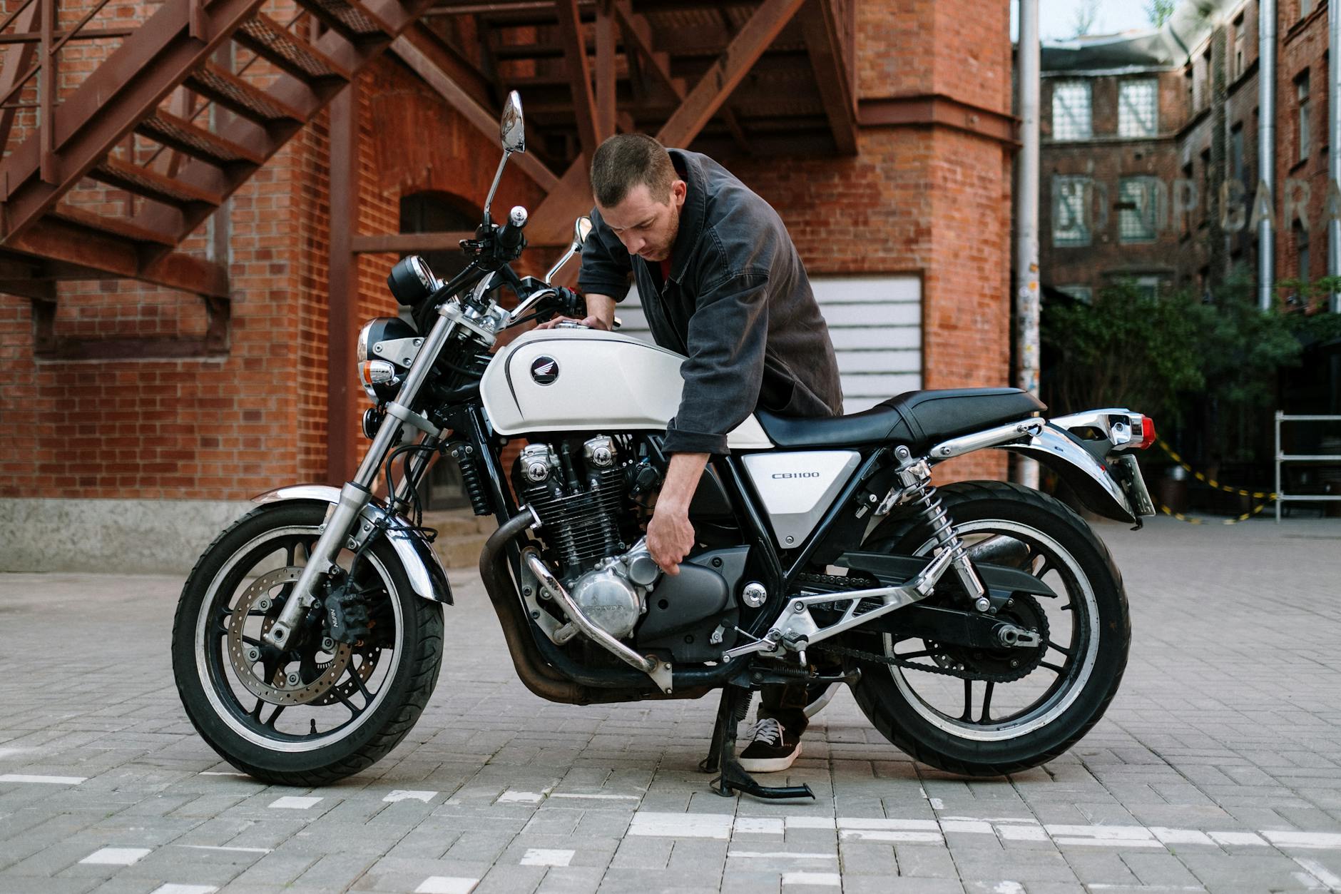 Mechanik ogląda motocykl Honda CB1100 na ulicy