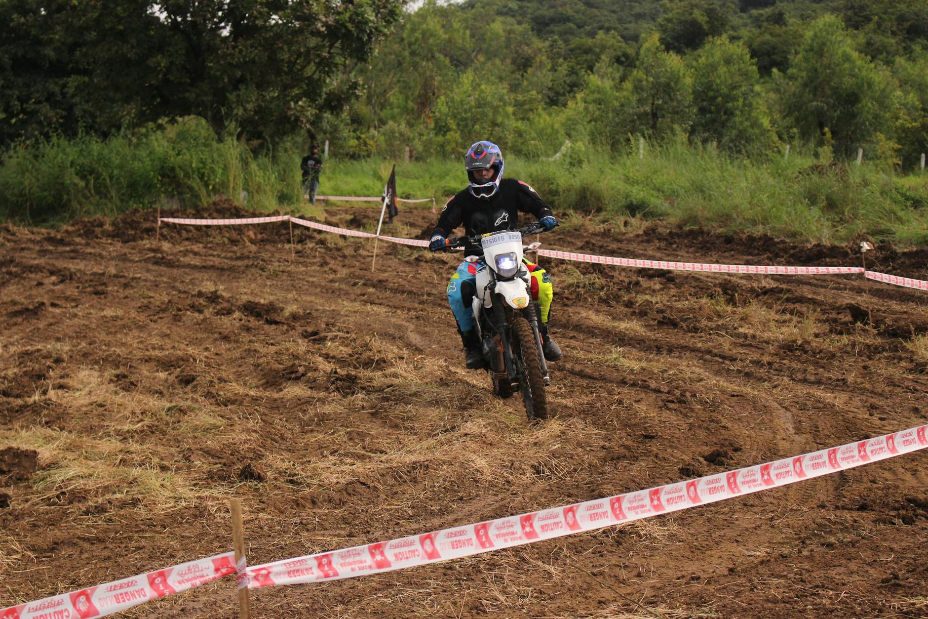 Motocyklista pokonuje wymagający, piaszczysty odcinek offroadowy