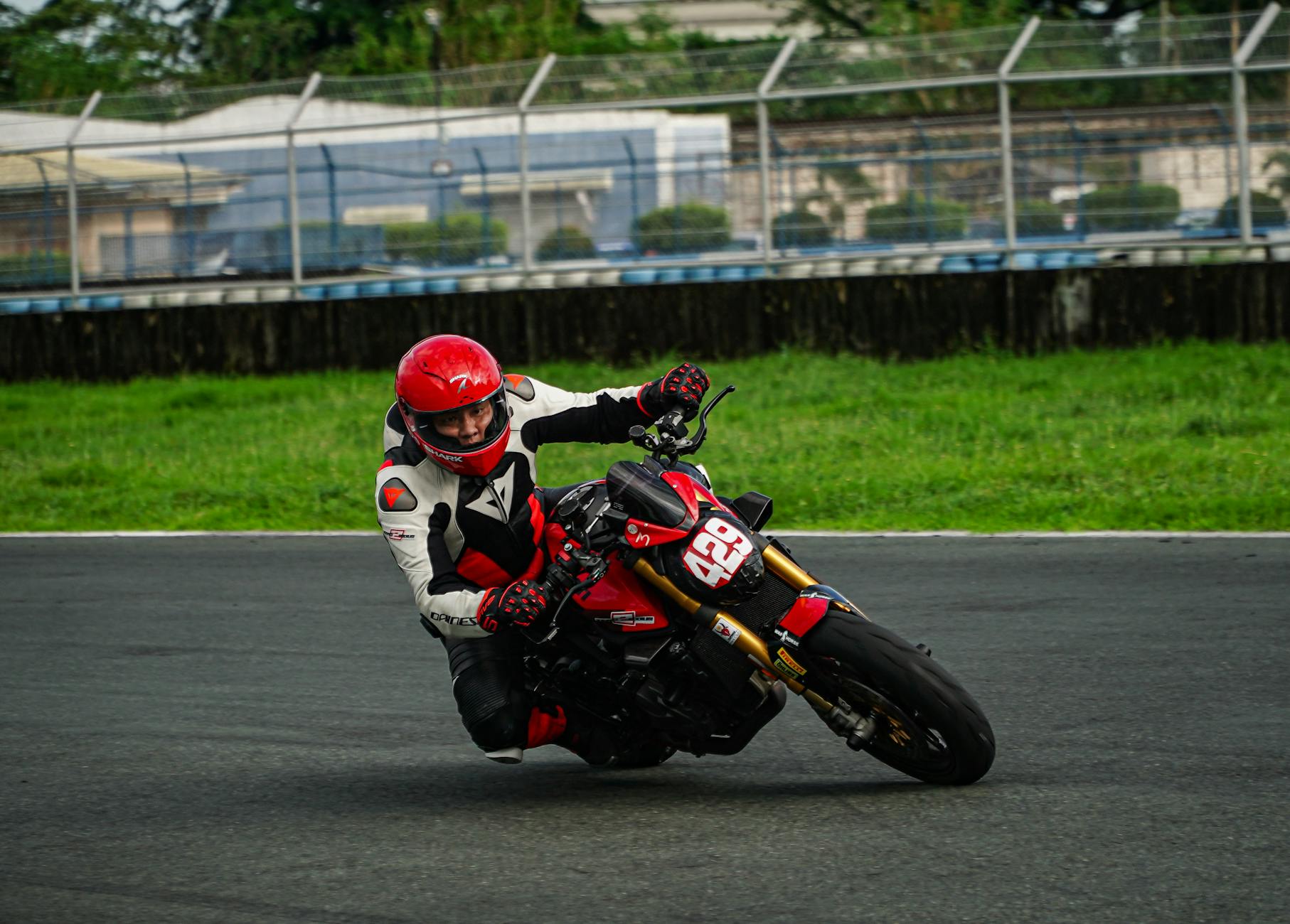 Motocyklista składa się w zakręt na torze wyścigowym w Mabalacat