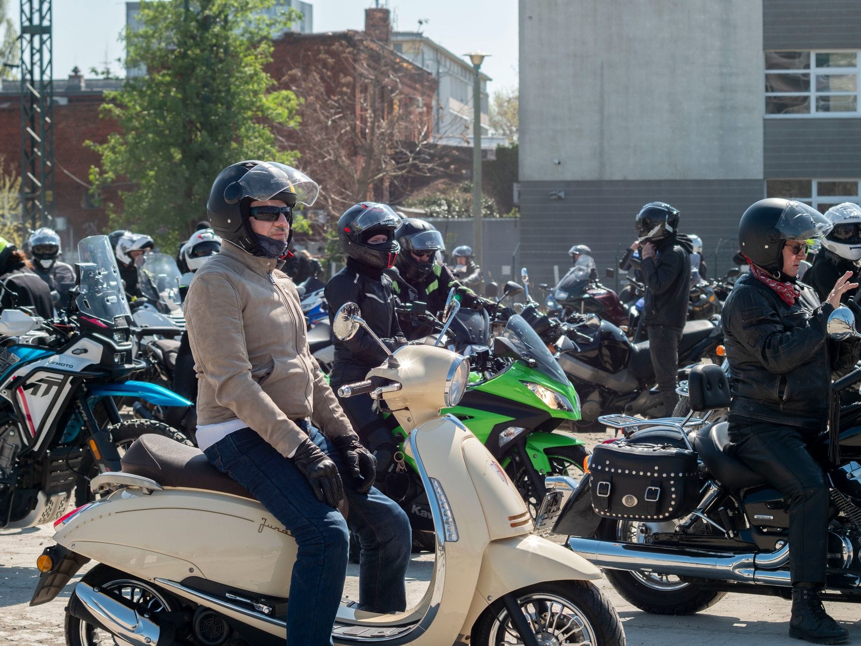 Grupa motocyklistów z różnymi motocyklami zebrana we Wrocławiu