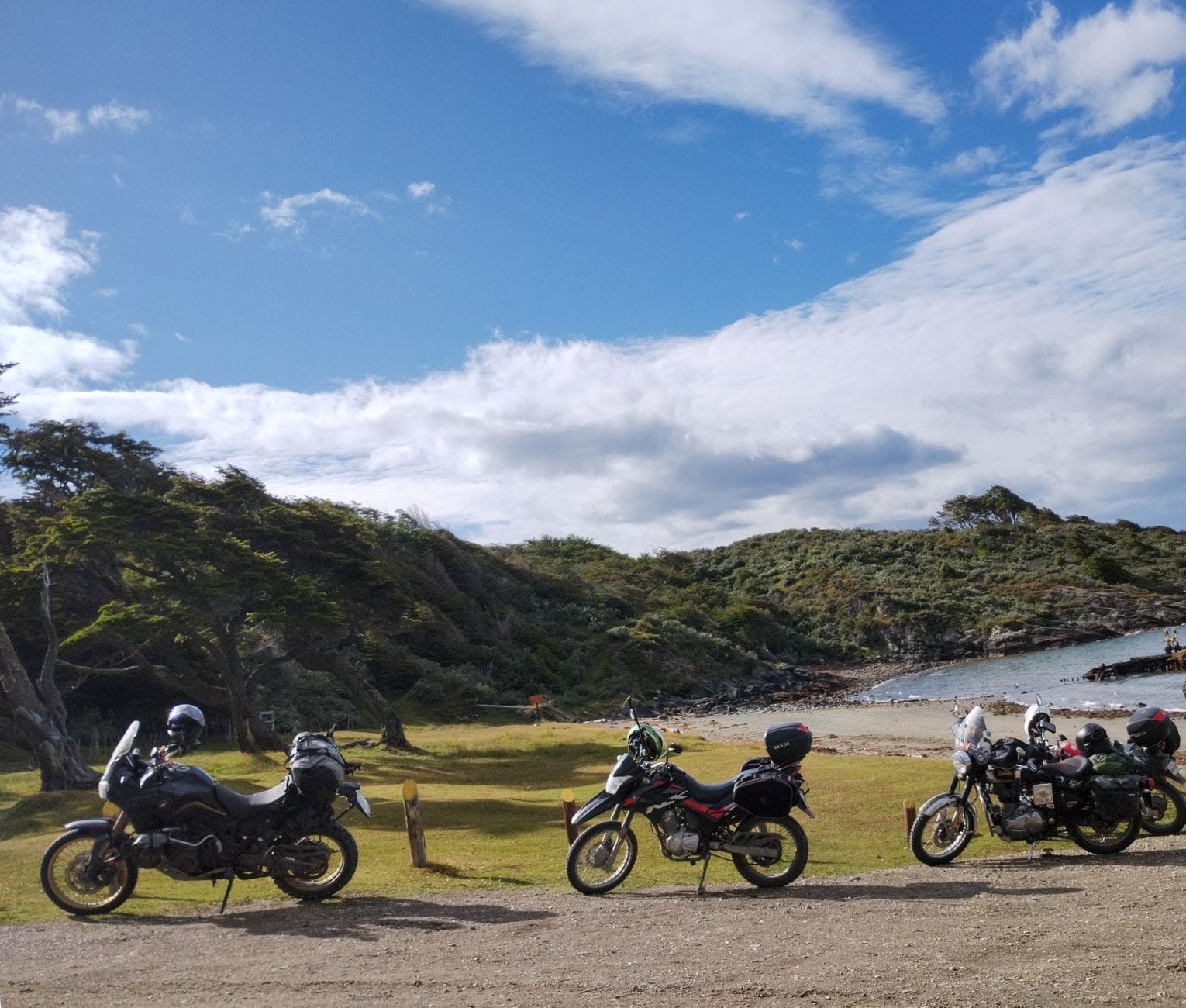 Motocykl na postoju w Ushuaia na tle surowego krajobrazu i błękitnego nieba
