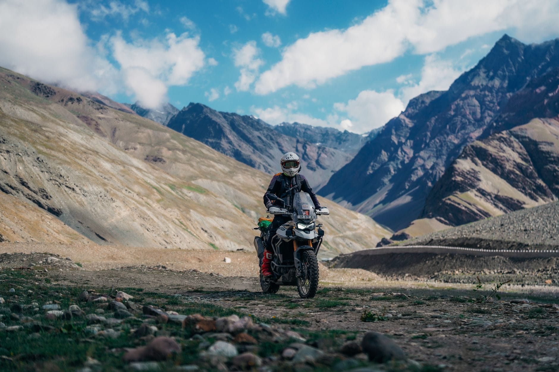 Motocyklista adventure na górskim szlaku z widokiem na góry