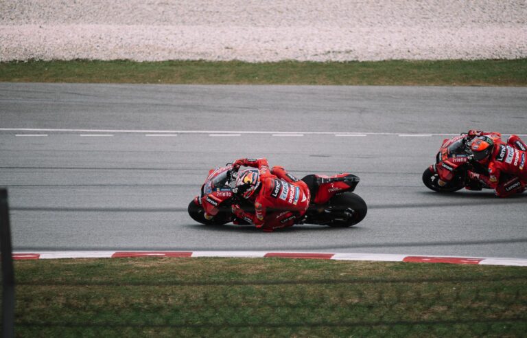 Motocykliści wyścigowi pędzący po torze Sepang w Malezji