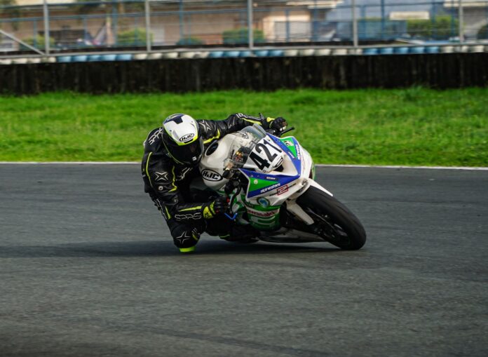 Motocyklista wyścigowy na torze w Mabalacat na Filipinach