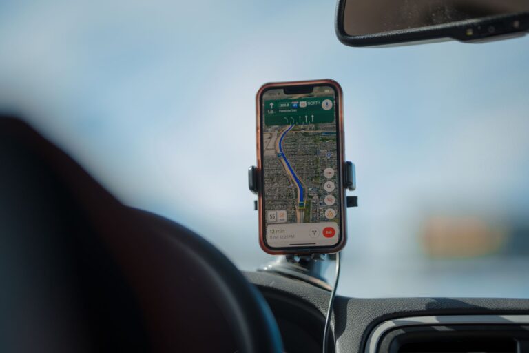 Smartfon z nawigacją GPS zamontowany na desce rozdzielczej auta